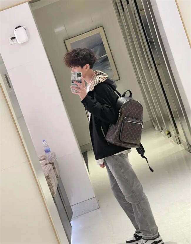 루이비통 트레이너 스타일리시 스케이트보드화 1AANEV photo review