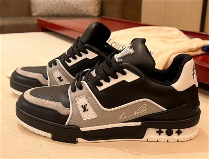 루이비통 LV 트레이너 스니커즈 1AAHS2 photo review